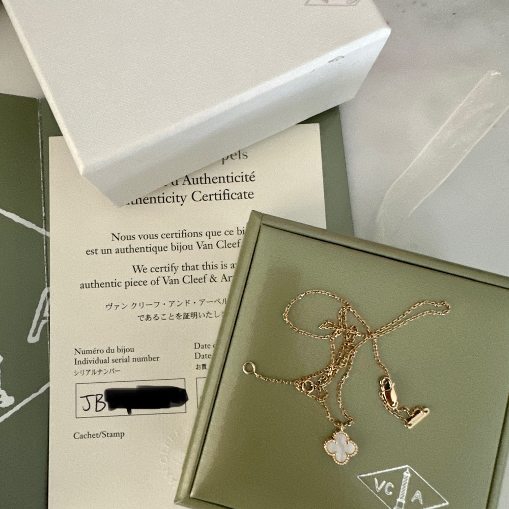 100% Authentic Van Cleef & Arpels Mother of Pearl 18K Yellow Gold Necklace